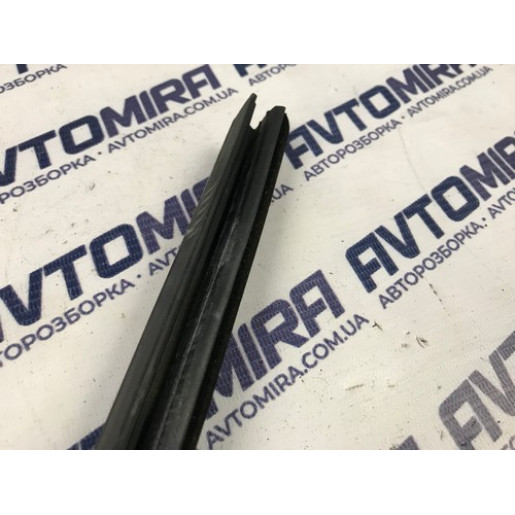 Уплотнитель стекла передней левой двери Opel Zafira B 2005-2011 13132073